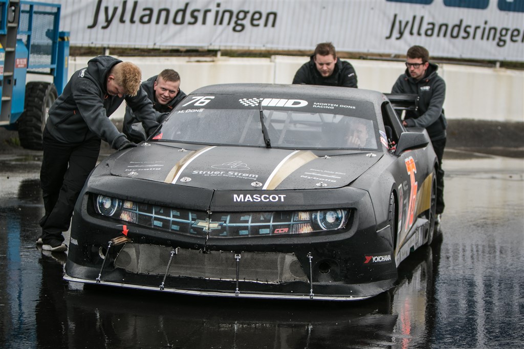 Feltets yngste mekanikerteam havde nok at se til - nu står den på renovering af gearkassen inden Classic Race Aarhus.
(Foto: Morten Dons Racing/Kim Gripping)